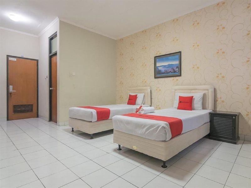 Reddoorz @ Surapati Hotell Bandung Exteriör bild